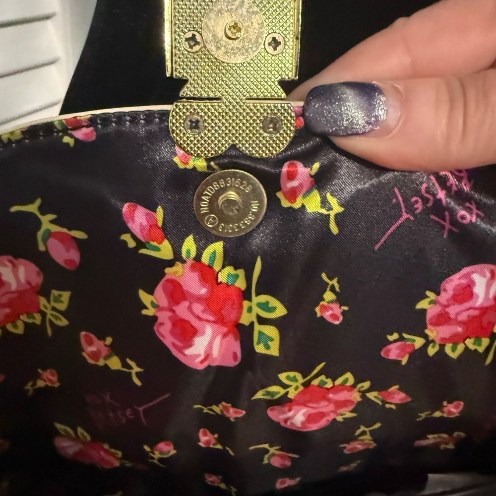 Betsy Johnson Novelty Dog Face bag with gold crossbody chain. Like new condition - Picture 7 of 11